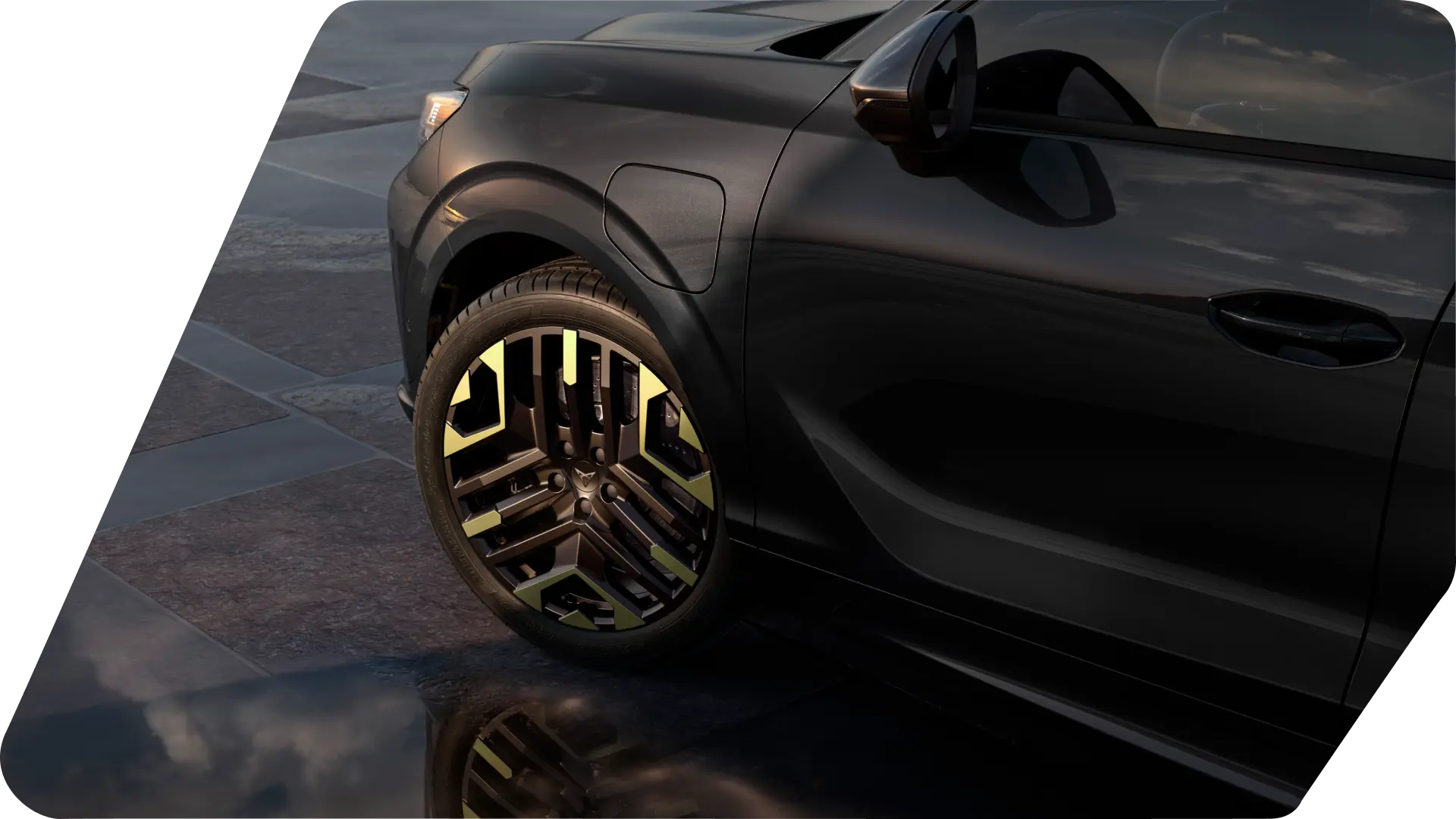 Detailaufnahme der Felge des CUPRA Terramar Tribe Edition in Schwarz und Bronze auf dunklem, reflektierendem Untergrund
